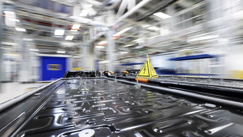 Mercedes, via alla produzione di sistemi di batterie per la EQS
