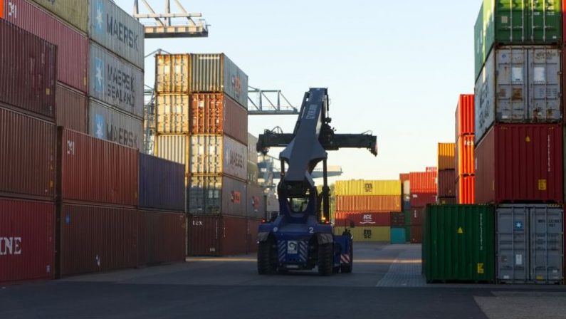 Commercio extra Ue, a febbraio export e import in calo su anno