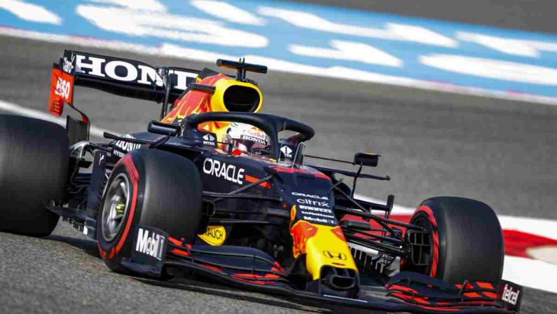 Verstappen vola nelle libere in Bahrain, bene Sainz