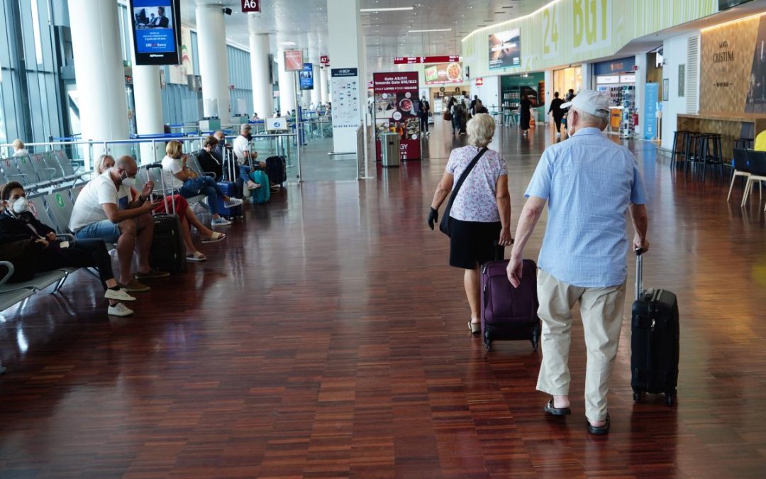 Covid, quarantena e tampone anche per chi rientra dai Paesi Ue