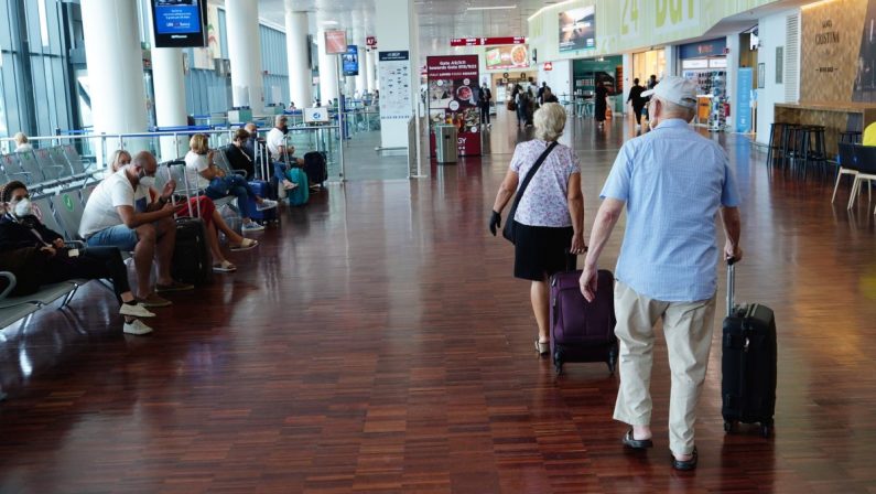 Covid, quarantena e tampone anche per chi rientra dai Paesi Ue