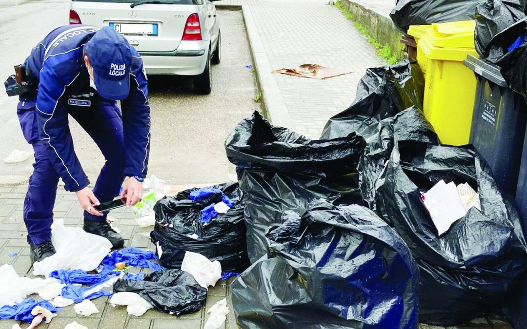 Intervento straordinario della polizia locale in via Gravina  con multe per l’abbandono di rifiuti
