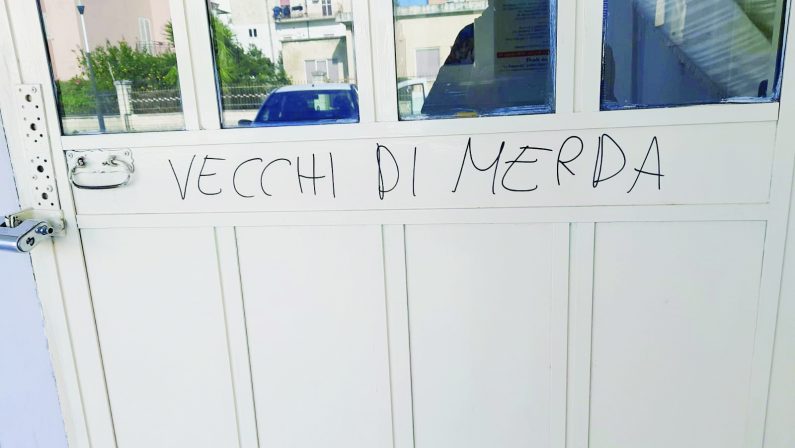 Scanzano, scritte offensive contro gli anziani 