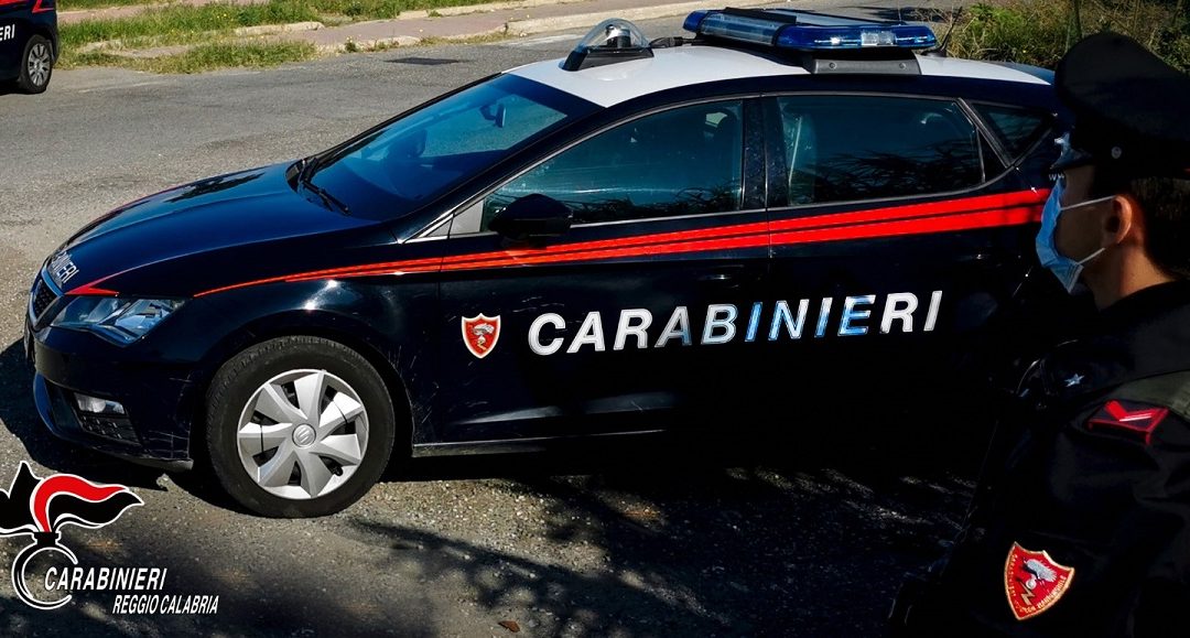 Lancia sassi contro l’ingresso del Comune di Bovalino, arrestata una donna dai carabinieri
