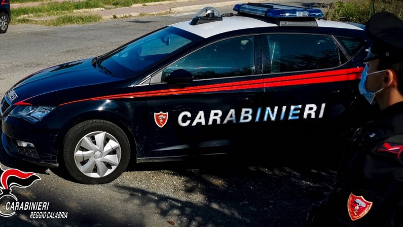 Lancia sassi contro l'ingresso del Comune di Bovalino, arrestata una donna dai carabinieri