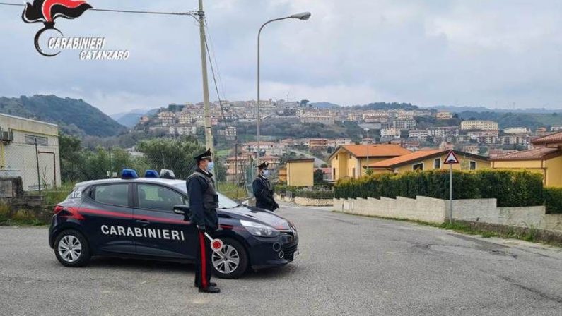 L'assessore aggredisce una donna con una scopa: indagini dei carabinieri nel Catanzarese