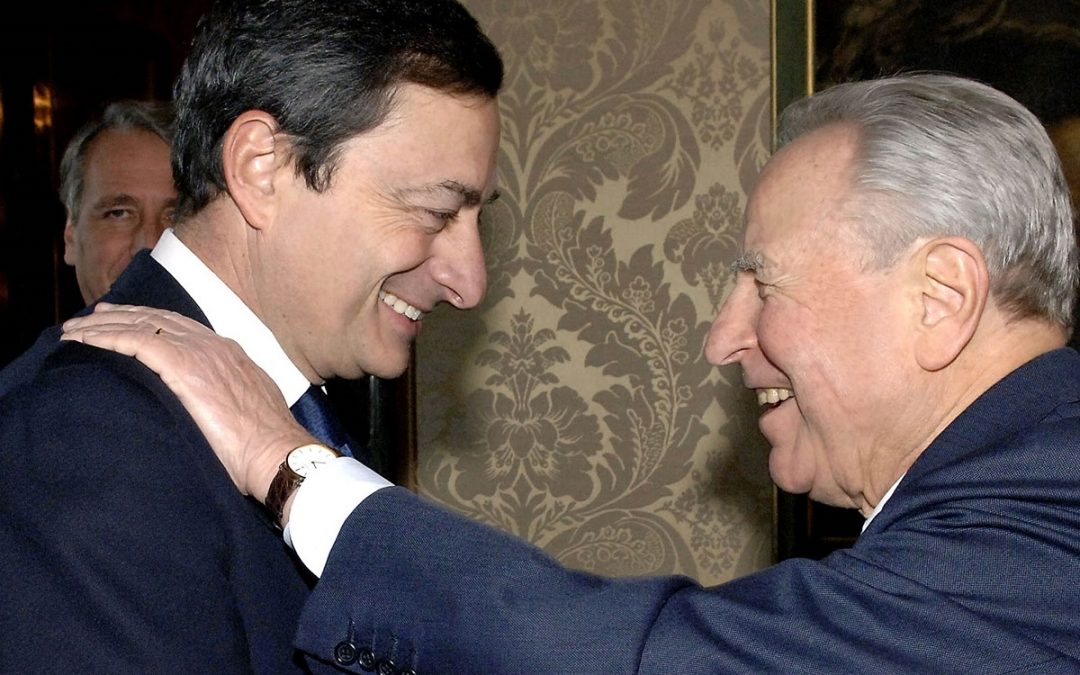 Un abbraccio tra Mario Draghi e Carlo Azeglio Ciampi