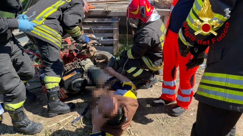 Resta intrappolato con gli arti inferiori nel motocoltivatore, salvato nel Crotonese