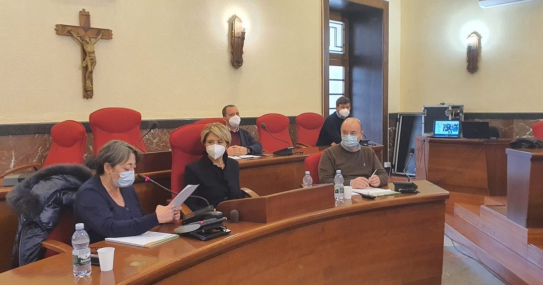 Il sindaco di Vibo Valentia Maria Limardo ascolta la relazione del commissario dell'Asp Maria Pompea Bernardi