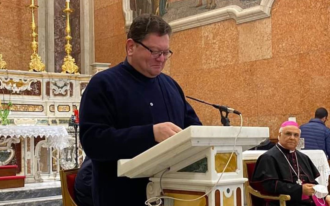 Monsignor Aloise durante l'annuncio