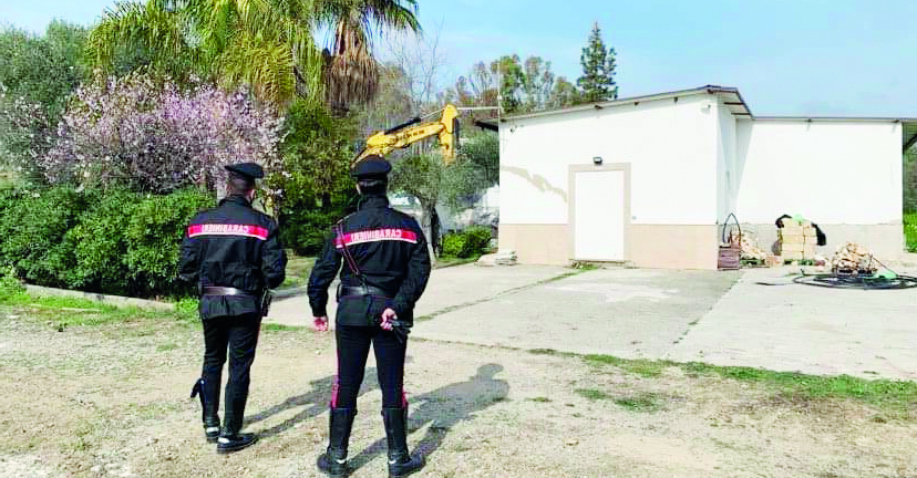 I carabinieri di Policoro durante il recente abbattimento della casa del presunto boss Schettino