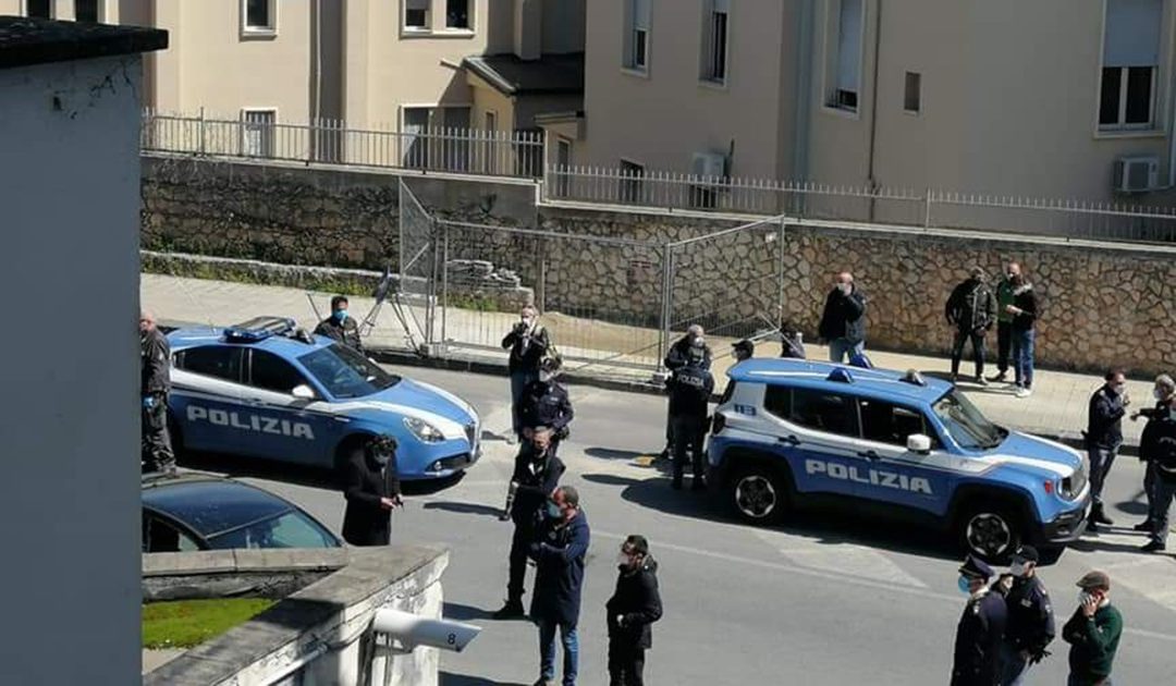 Gli agenti presenti all'ospedale