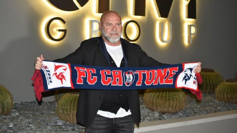 Calcio, il Crotone presenta Cosmi: "C'è un patrimonio che non va disperso"