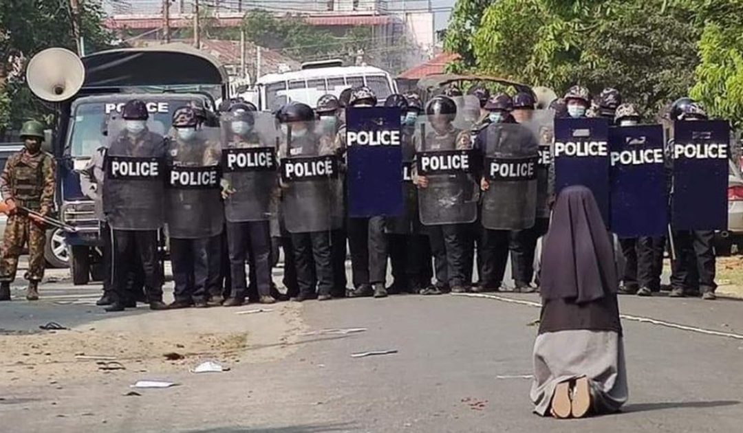 Suor Ann inginocchiata davanti ai militari