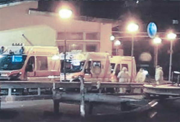 Le ambulanze in fila all'ospedale di Cosenza