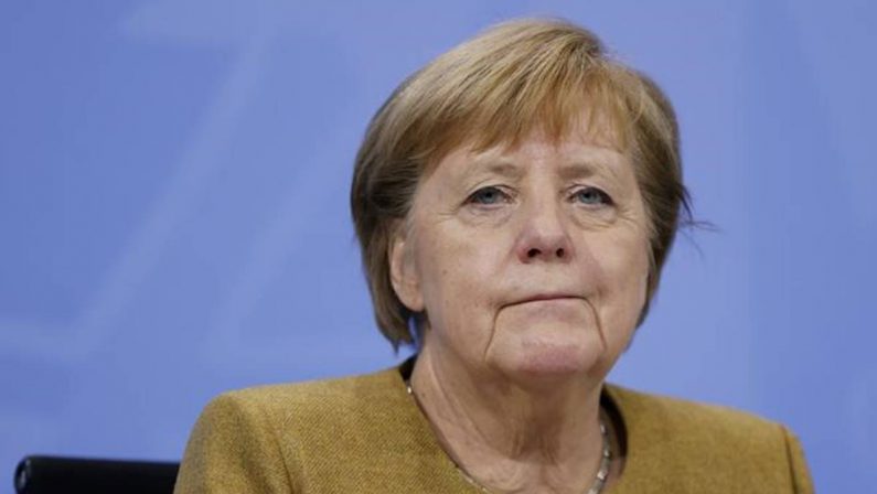 Merkel: «Proteggeremo gli afghani anche dopo il 31 agosto. Con i talebani dovremo dialogare»
