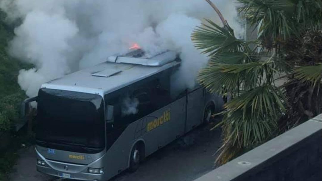 L'autobus della Moretti andato a fuoco