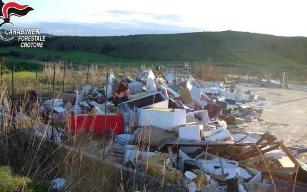 Rifiuti, irregolarità in un centro di raccolta nel Crotonese: una persona denunciata