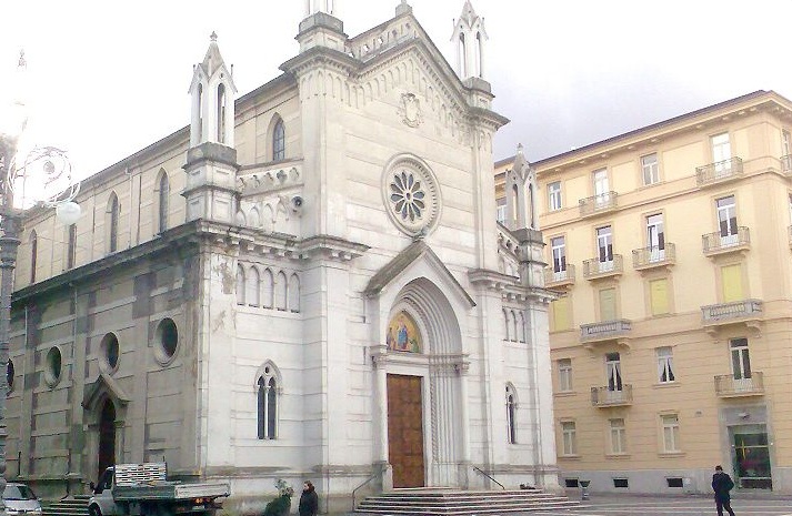 Con il cane in chiesa disturba la messa e inveisce contro i carabinieri,  45enne arrestato