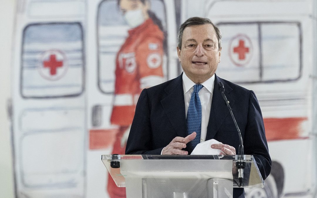Il premier Mario Draghi al centro vaccinale dell'aeroporto di Fiumicino