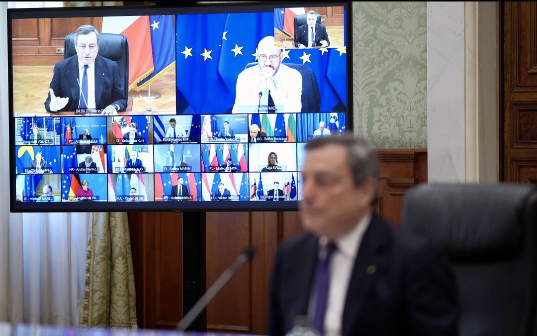 Il premier Draghi, sullo sfondo il presidente del Consiglio europeo Charles Michel