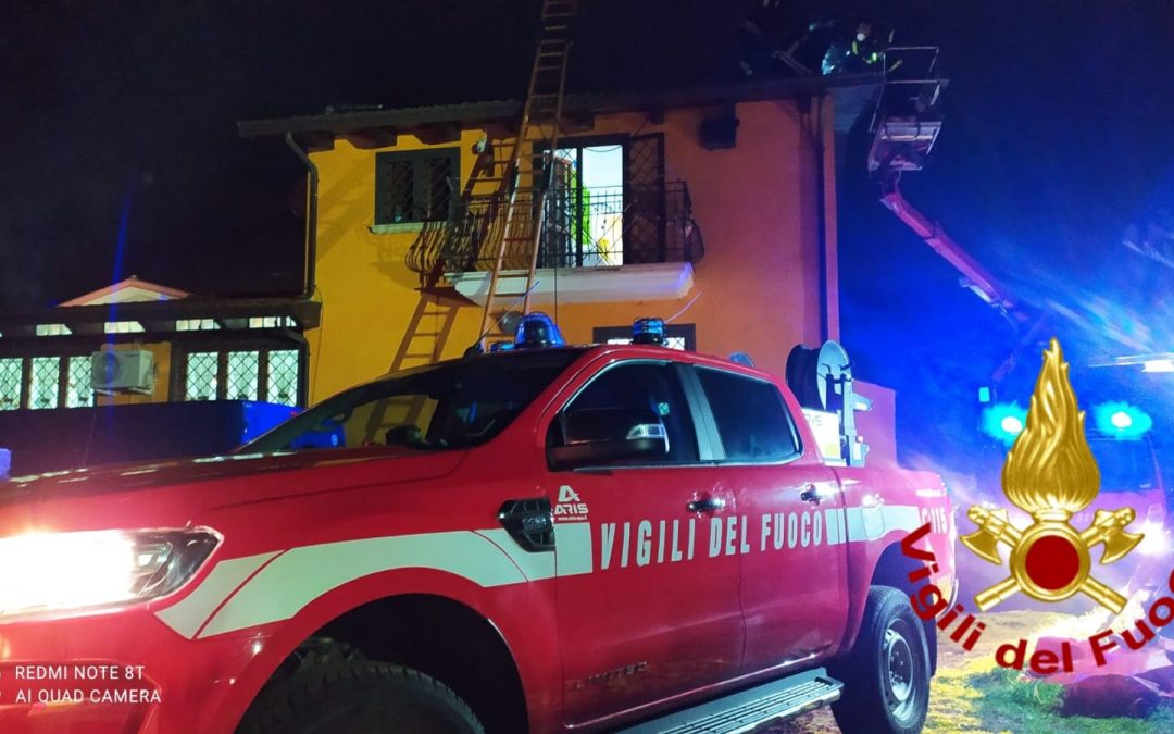 Tragedia a Forino, incendio sul tetto, 61enne muore colto da malore