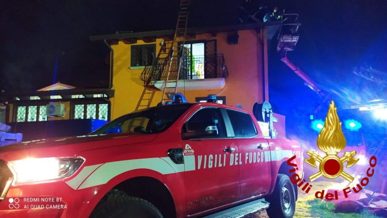 Tragedia a Forino, incendio sul tetto, 61enne muore colto da malore