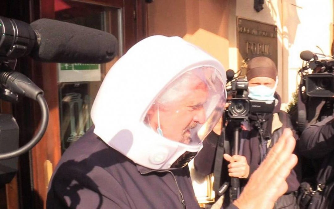 Beppe Grillo con un casco da astronauta a Roma