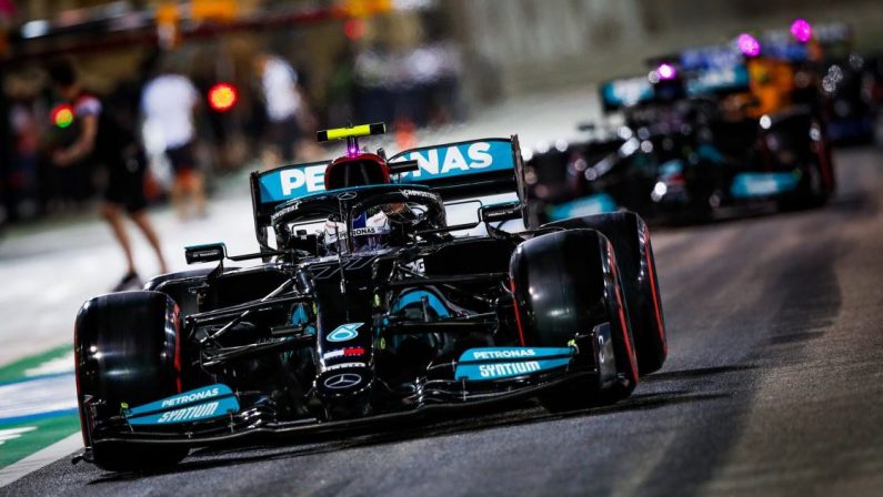 Formula 1, Hamilton vince il Gp del Bahrain su Verstappen, Leclerc sesto