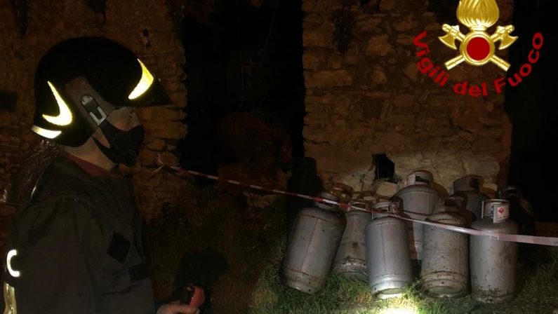 Incendio in un casolare abbandonato nel Catanzarese, vigili del fuoco salvano un uomo