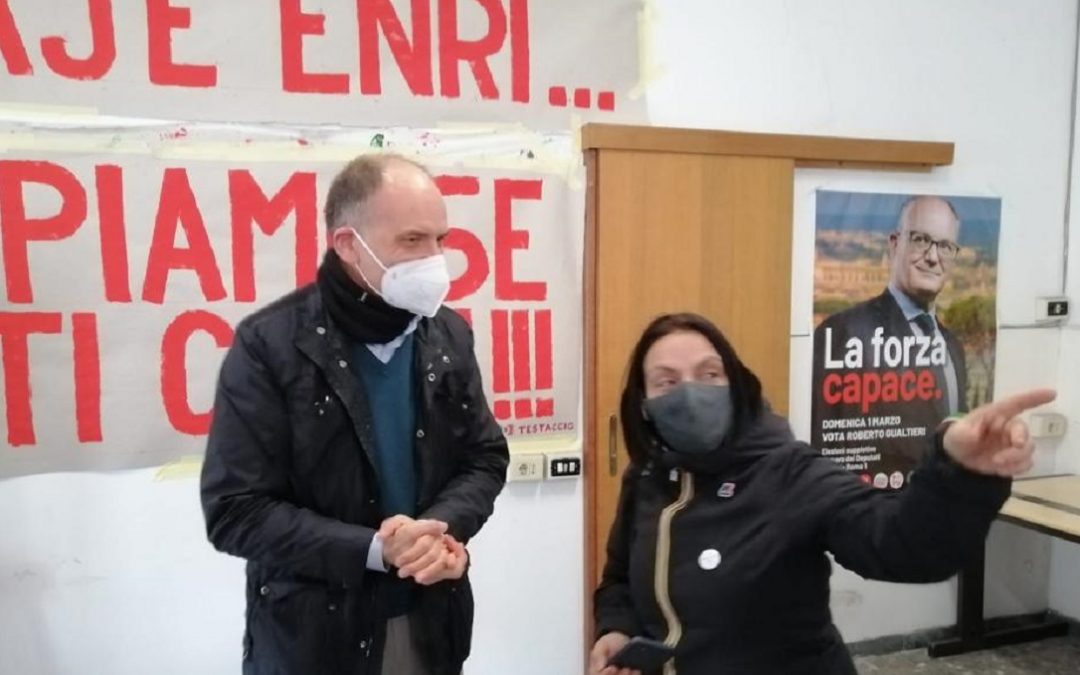 Enrico Letta nel circolo Pd del Testaccio a Roma