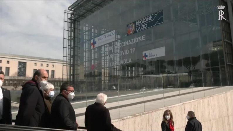 Mattarella visita nuovo centro vaccinale all’Eur