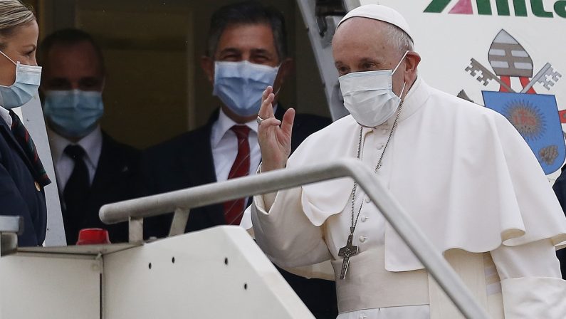Nessun tumore, il Papa migliora e via twitter ringrazia per i messaggi e le preghiere