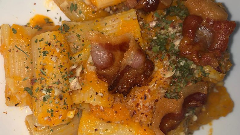 Rigatoni alla crema di zucca con noci e pancetta croccante