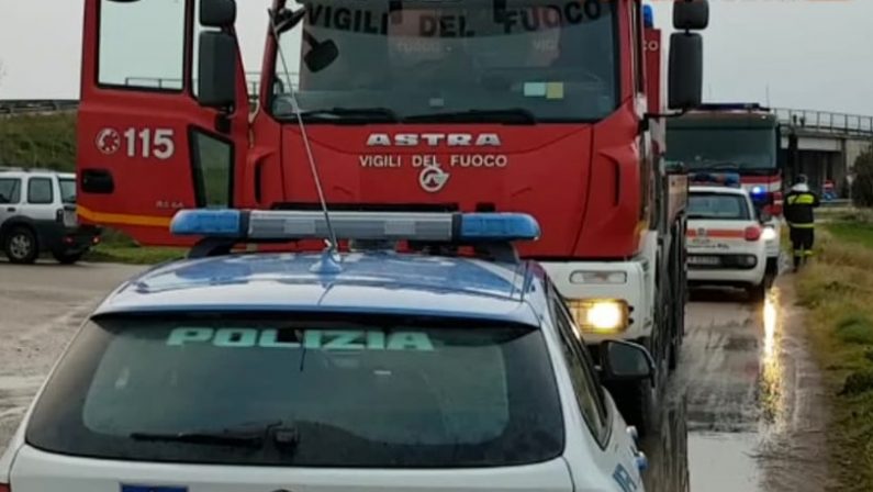 Incendio nei pressi della statale 106 nel Catanzarese, chiusa la circolazione