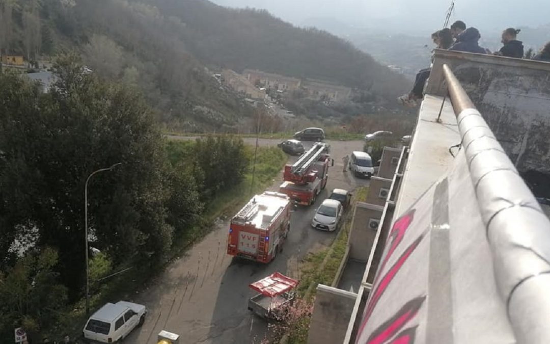 I manifestanti sul tetto della struttura