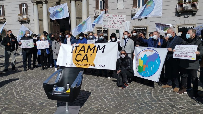 La protesta in piazza di parrucchieri ed estetisti: chiediamo di riaprire, 60mila lavoratori a rischio