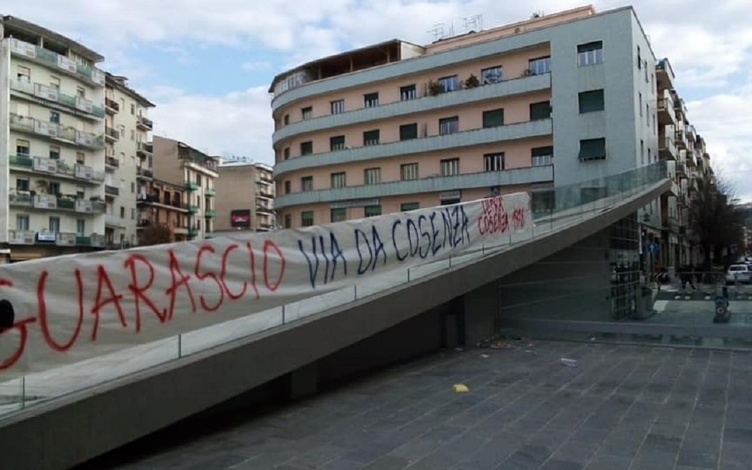 Uno degli striscioni in piazza Bilotti