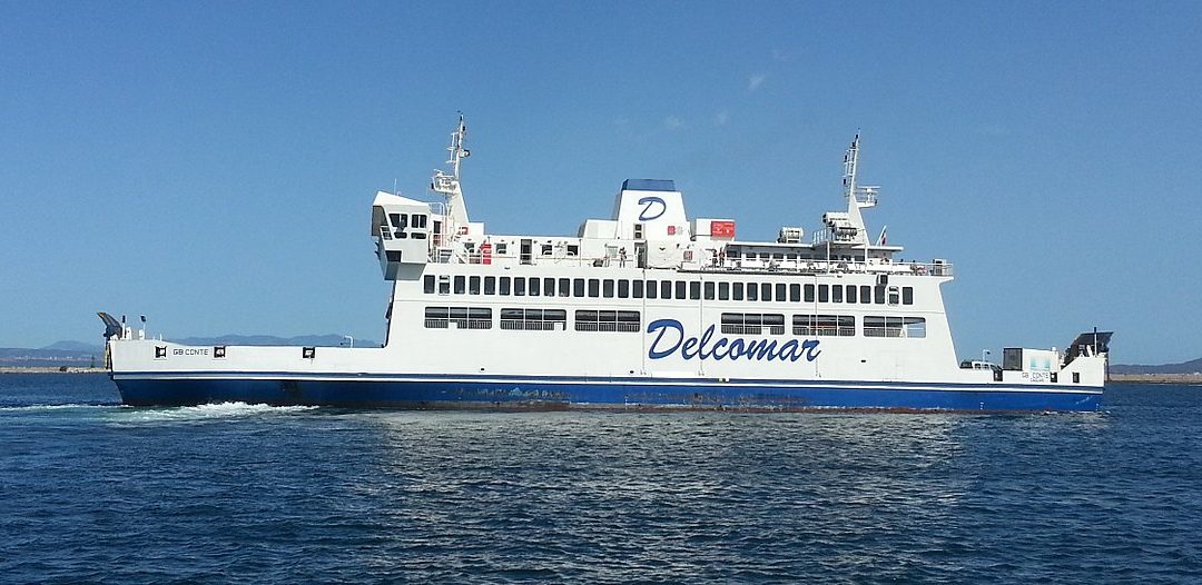 Un traghetto della Delcomar