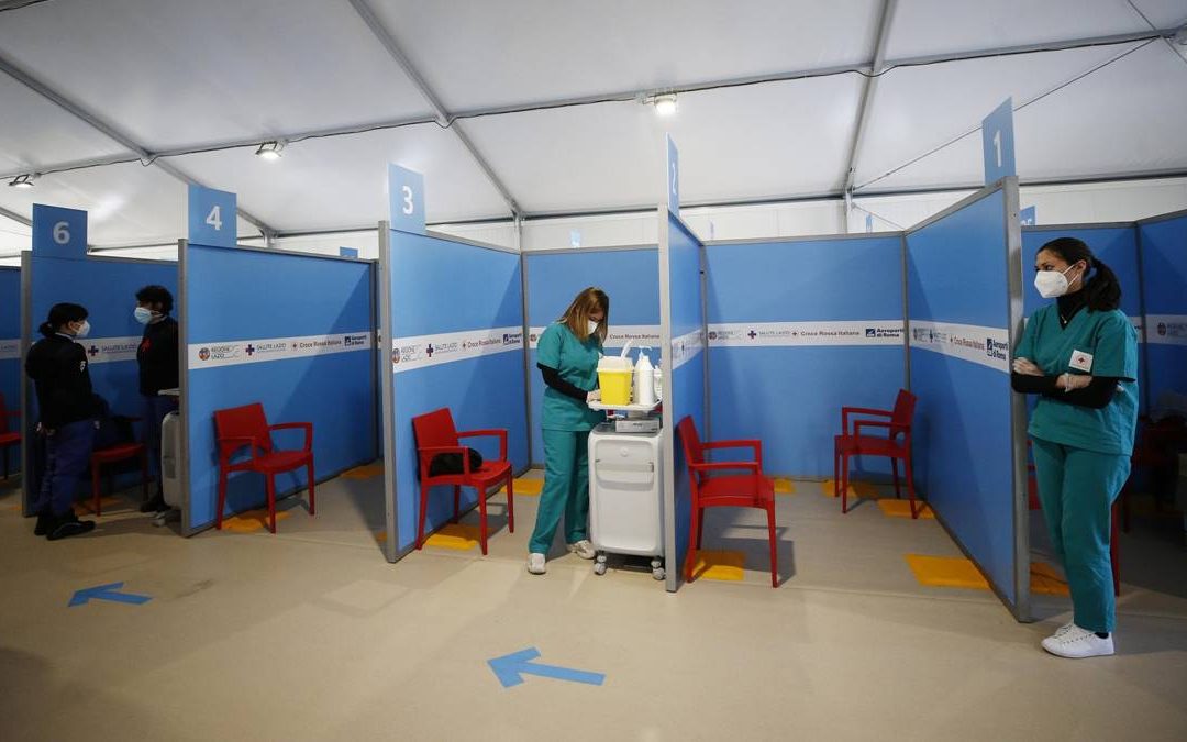 Dai vaccini al Green pass, la lunga guerra al Covid