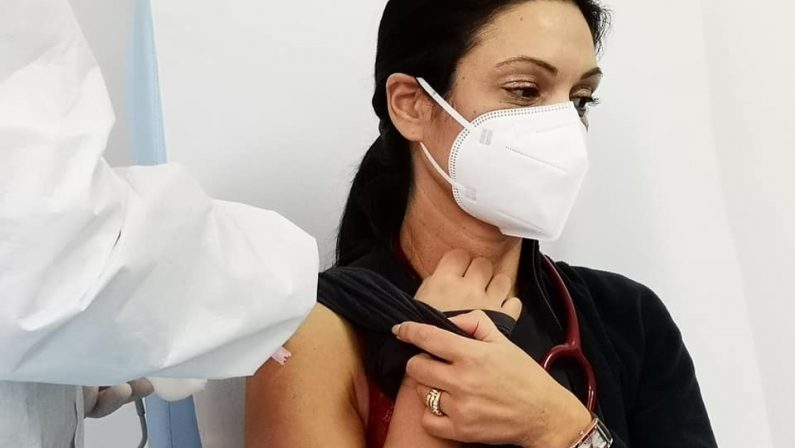 Coronavirus in Calabria, saltano le iniziative per i vaccini nei comuni. Figliuolo: «Pronte dosi e nuovi hub» 