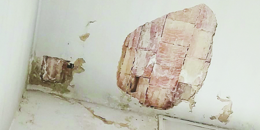 Intonaco caduto nello stabile in Via Gramsci a Matera