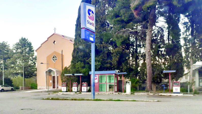 Garaguso, dieci anni con l’ecomostro in casa