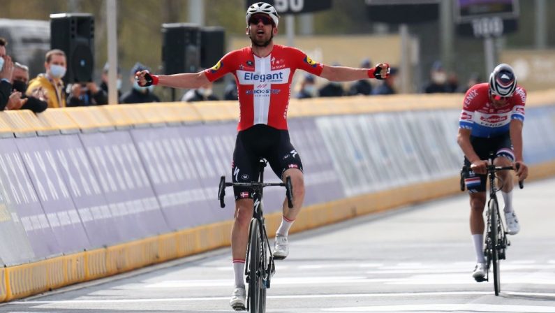 Kasper Asgreen trionfa al Giro delle Fiandre, battuto Van der Poel