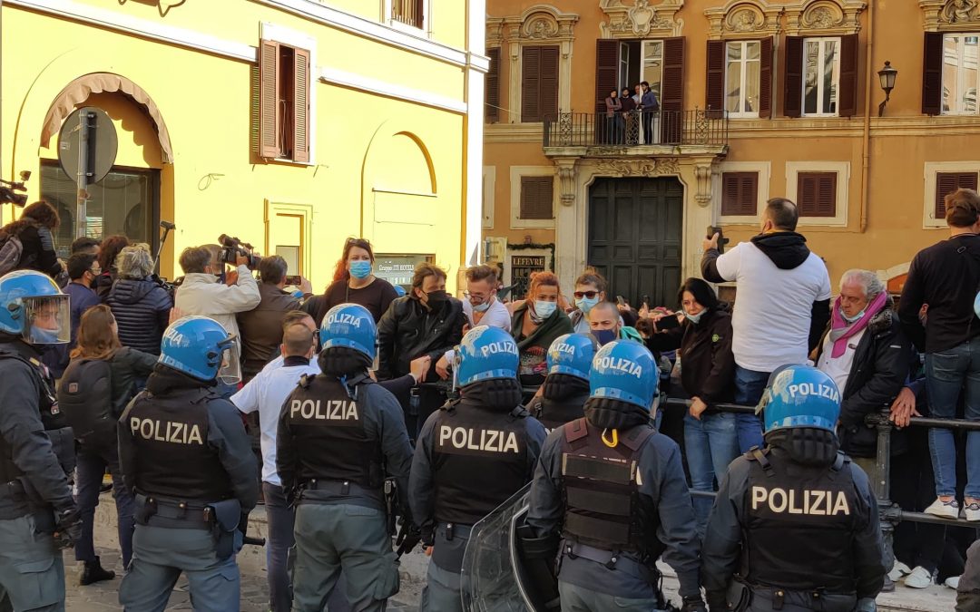 Manifestazione per le riaperture, tensione davanti alla Camera