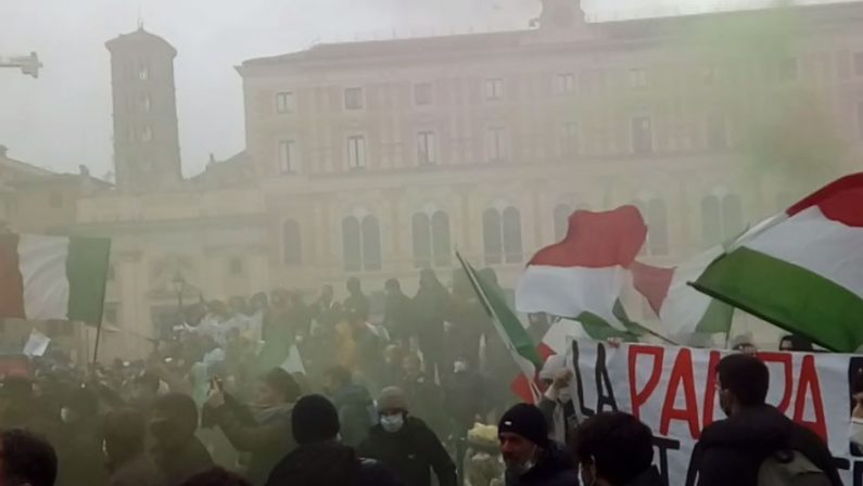 Corteo “Io apro” a Roma, tensione manifestanti-forze dell’ordine