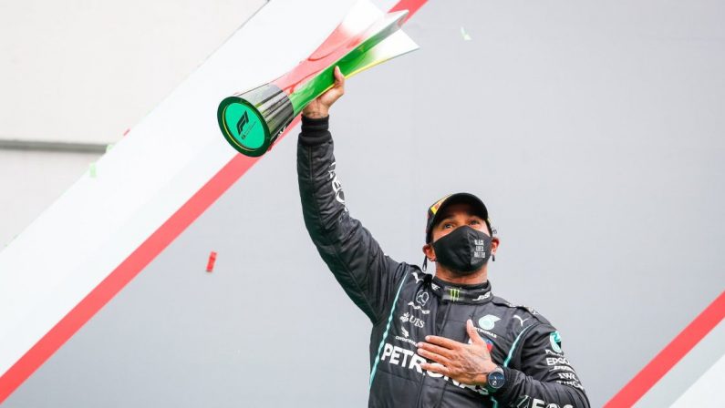 Formula 1, a Imola pole di Hamilton su Perez e Verstappen, Leclerc 4°