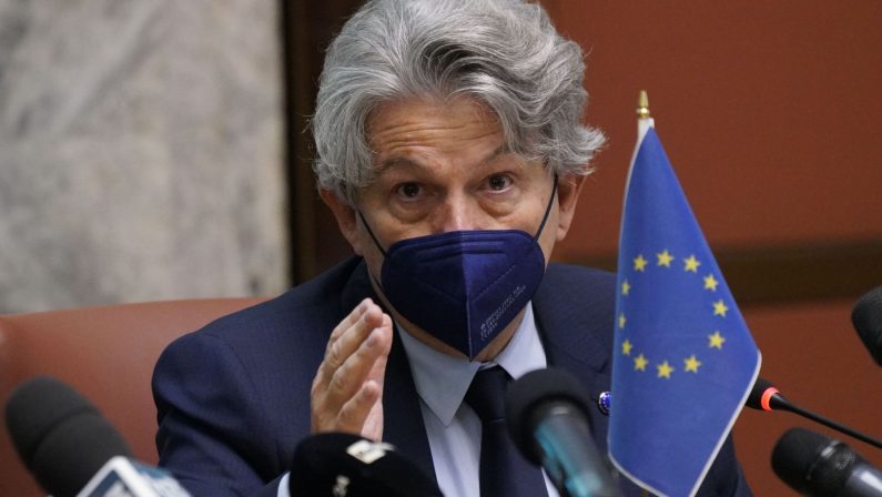 Breton “a rischio rinnovo contratto Ue con AstraZeneca”