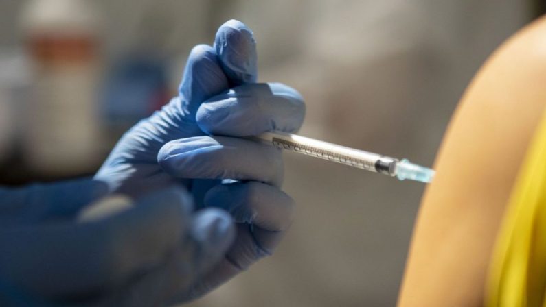 Vaccini in Calabria: dal 3 giugno al via le prenotazioni a partire dai 12 anni