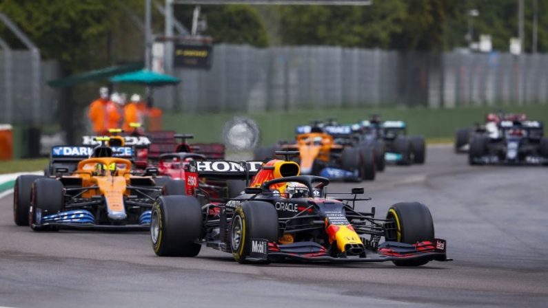 Formula 1, Verstappen vince a Imola su Hamilton e Norris, Leclerc 4° e Sainz 5°